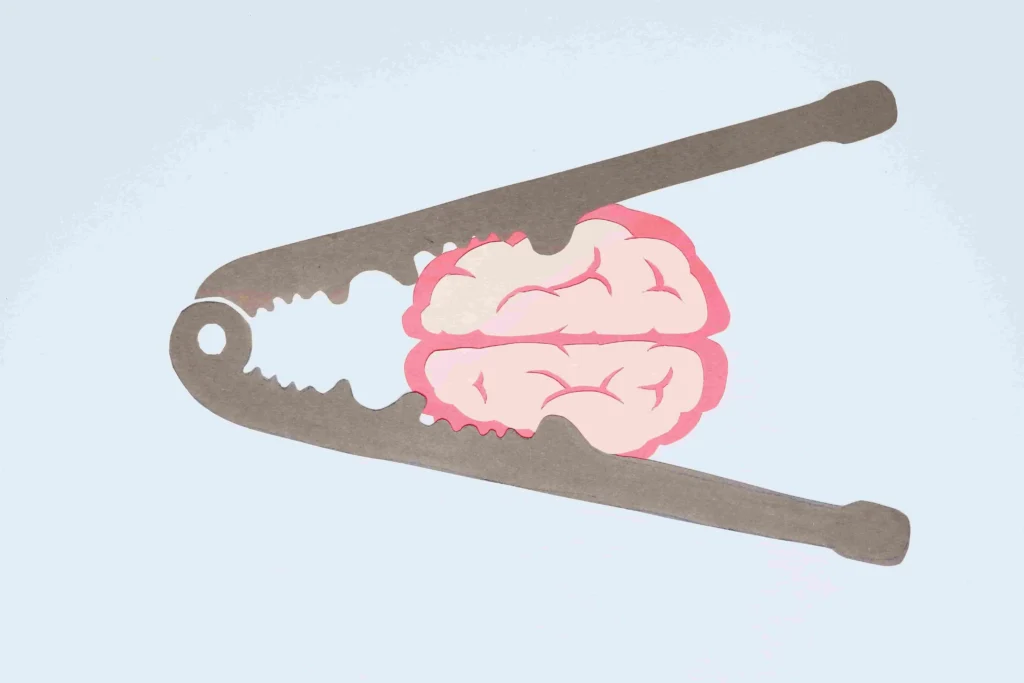 Mozek sevřený v kleštích.
