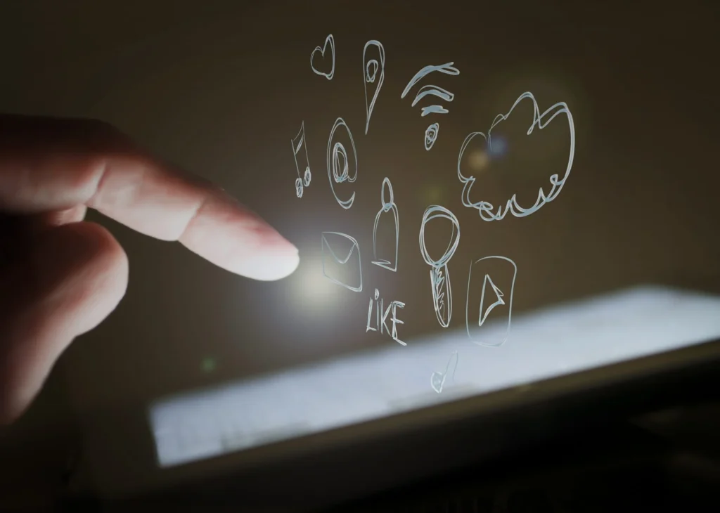 Obrazovka telefonu, nad kterou se vznáší aplikace, prst ruky se jich dotýká.